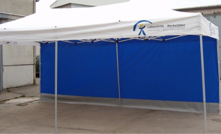 Abgebildet : SCHIRPA - Schirmpavillon 6,0 x 3,0m in Weiss mit Werbedruck auf Volant und Einplanung 6,0 x 2,20m in Dunkelblau